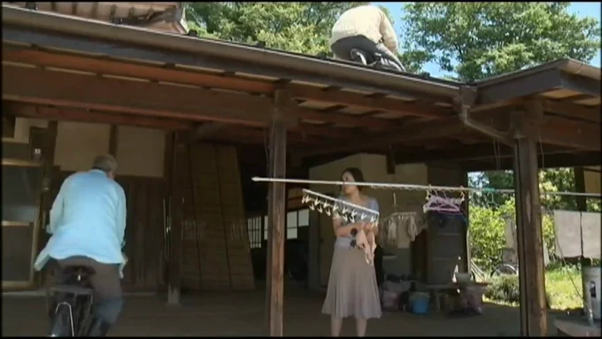 白昼堂々と現れた間男。 人妻を前に建物の奥へ手招きをする。