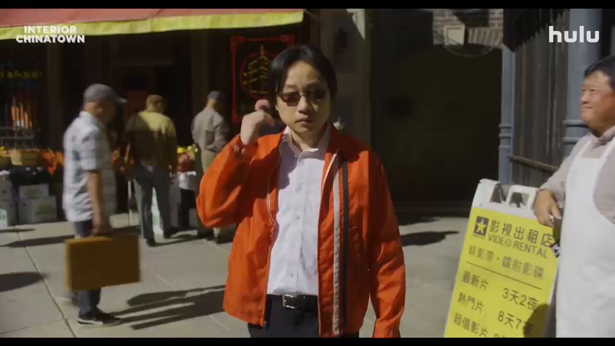 最近看了一部超有想象力的美剧 Interior Chinatown / 内景唐人街

说的是唐人街的无名小子，一步步变身为知名警探，破解哥哥失踪、惨死陈年旧案。故事情节特别不正常，哪儿哪儿都透露着不对劲，一众人等把日子活出了漫画感

主角是“硅谷”里无厘头的 Jian-Yang，以及“神盾局特工”里的汪可盈（曾经是很多国内宅男的女神）

很放松，我 1.5 倍速看完了😅