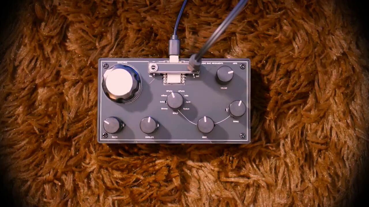  BAKE INSTRUMENTS CHAOS　カオスシンセサイザー Home Bake Instruments CHAOS, a chaotic semi-modular drone
