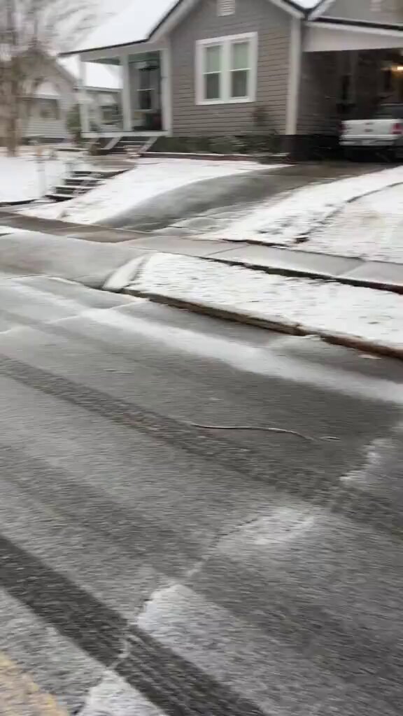 A guy in the US showed how cold the weather was in a snowstorm area. 😂 