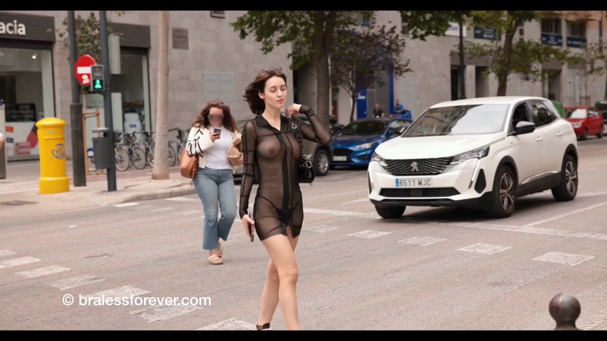 Video oleh @BralessGirlsTV