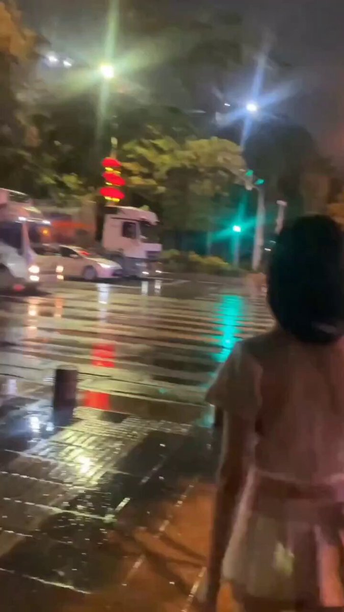 「短视频」夜色物語 在街上看到我不要驚訝!你只需要悄悄走到我身邊說出暗號,我絕對會讓你爽到天上!