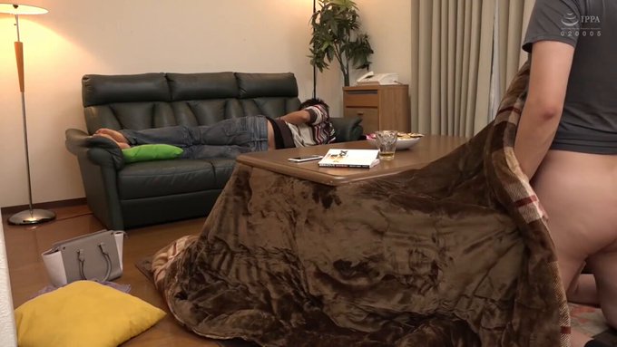こたつの中の無防備な下半身に我慢できずイタズラ！😝派手な見た目のくせに周りを気にして声を押し殺し悶えるギャル – 丸山れおな