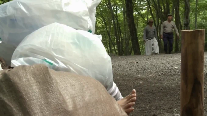 男達の前にはゴミ袋の山。 しかし、よく見ると人のカラダの一部を発見。 そこには全裸の女体が横たわっていた。