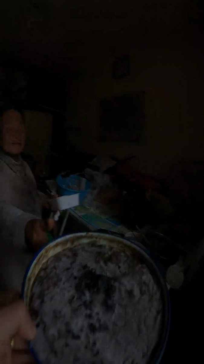 1月30日，陕西宝鸡。一名拾荒老人因买不起菜，只能捡垃圾桶里发霉变质的食物吃，渴了就喝雨水，夜晚照明靠月光。老人称，丈夫已经离开很多年了，平时拾荒一天仅能卖一两快钱。
 有网友指出，老人肚子鼓起，疑似肝腹水。 