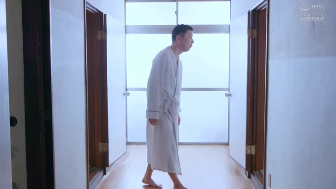 玉城夏帆 夫は見てしまった。 あんなに嫌がっていた妻が翌朝多くの男達に囲まれ甘美な声で…。