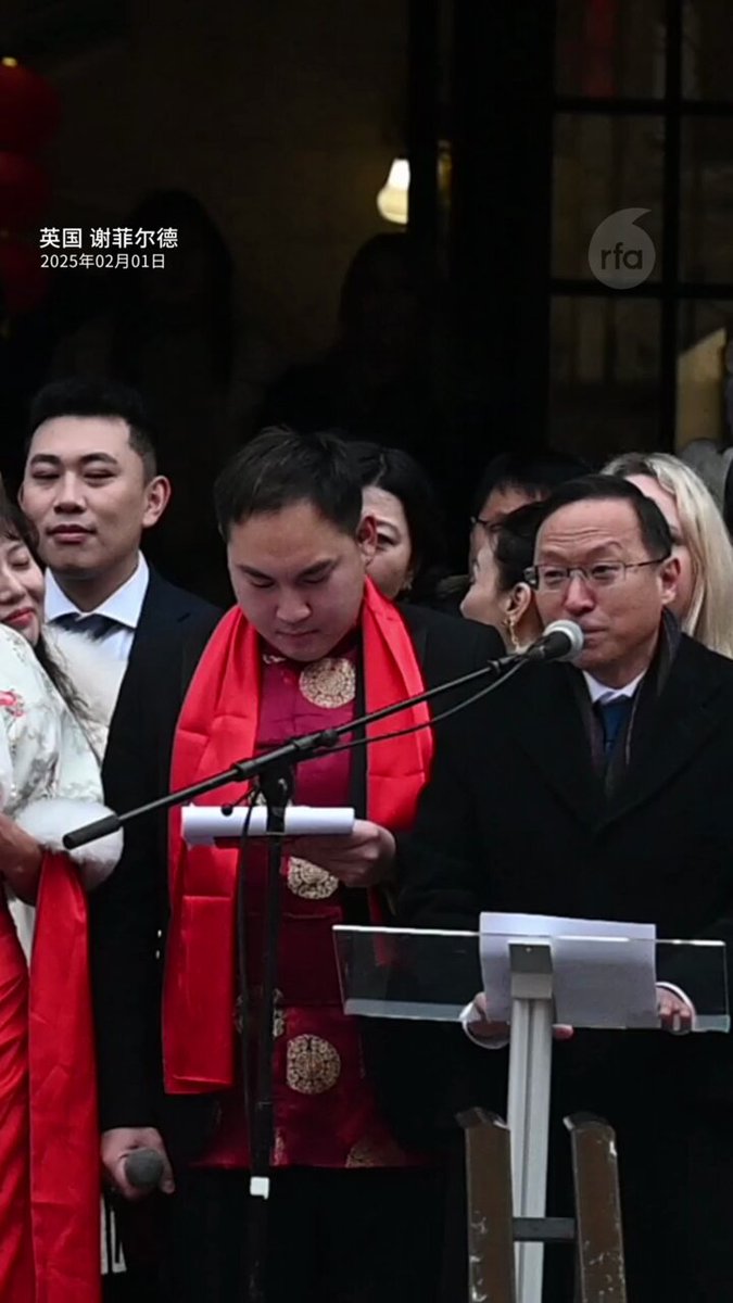 【在英港人 藏人“突袭”中国总领事发言现场】
英国政府近期不断向中国示好，近日更传出将“放生”中国，不将其列入“外国影响力登记制度”的“增强级别”。而一批在英港人及藏人则把握机会，大年初四（2月1日）在英国谢菲尔德市（Sheffield）向出席农历新年活动的中国驻曼城总领事抗议，并向当地居民进行宣传。