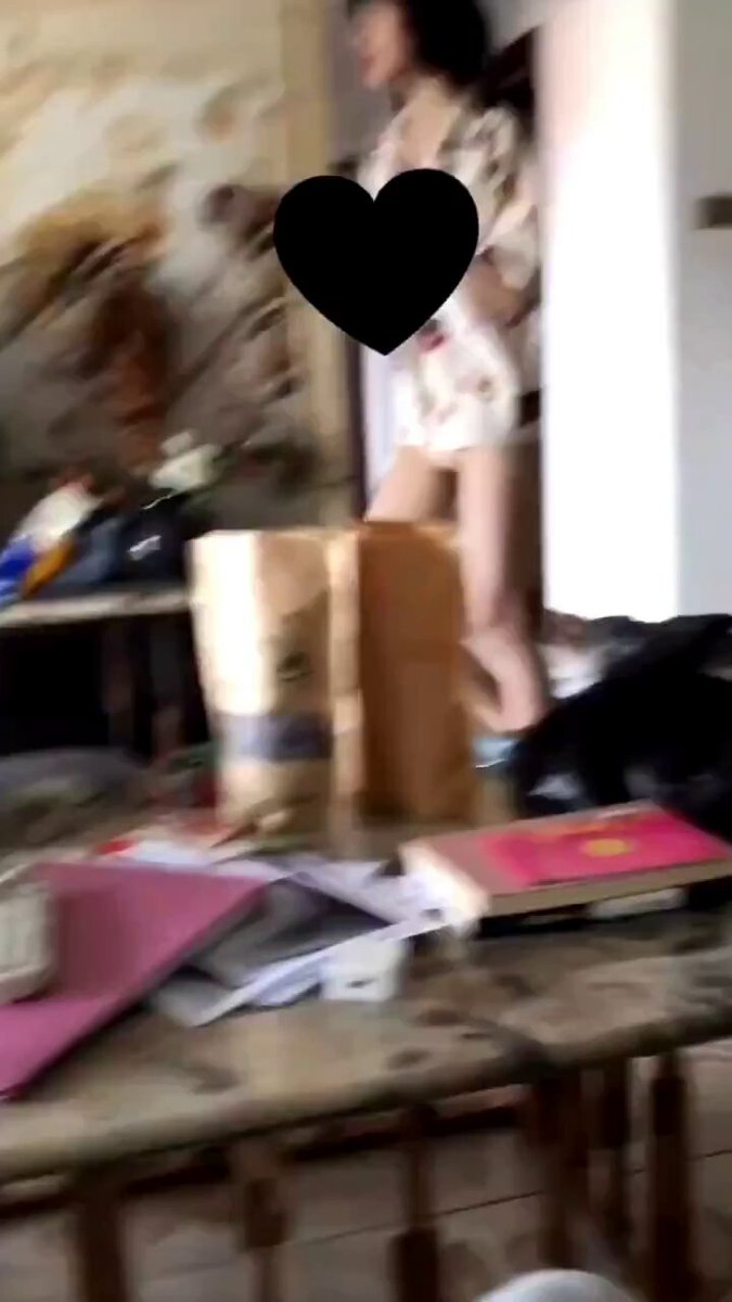 「短视频」暗网禁区~ 真实兄妹乱伦😍父母不在家直接客厅开干 冲刺时妈妈电话打来差点软了🤣🤣 观看链接在评论区