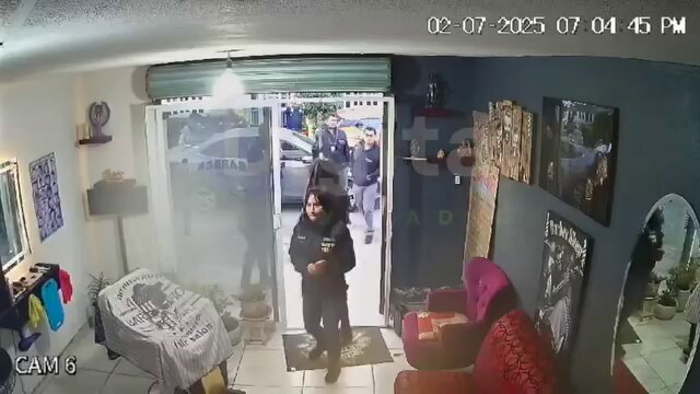 [爆卦] 墨西哥檢警栽贓店家持毒被拍到