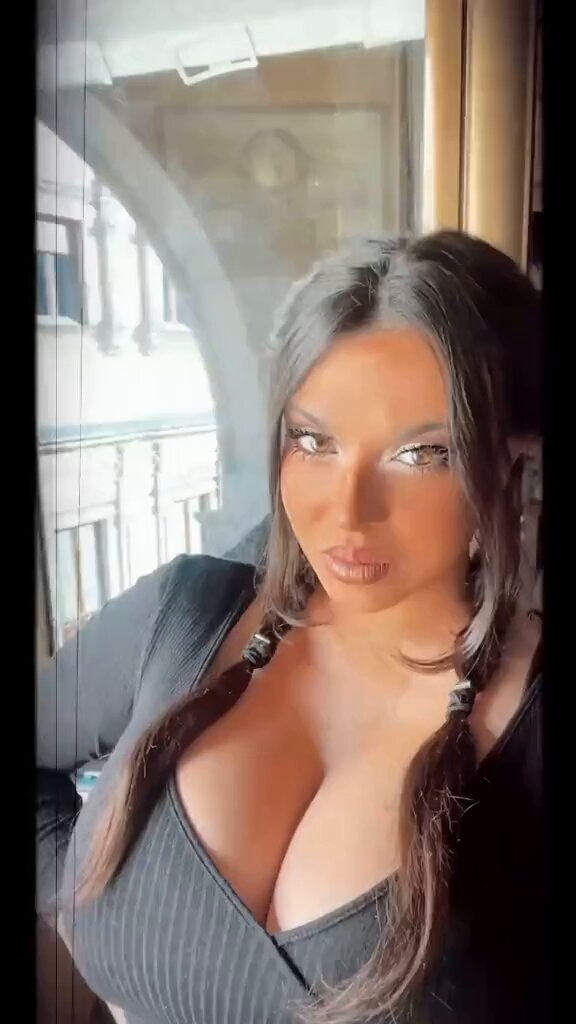 Andaluzuelo he/man on X: "A ver lo que tarda Sarah Santaolalla en borrar  todos sus vídeos de Tiktok para que nadie vea los méritos que tiene para  sentarse en una mesa de