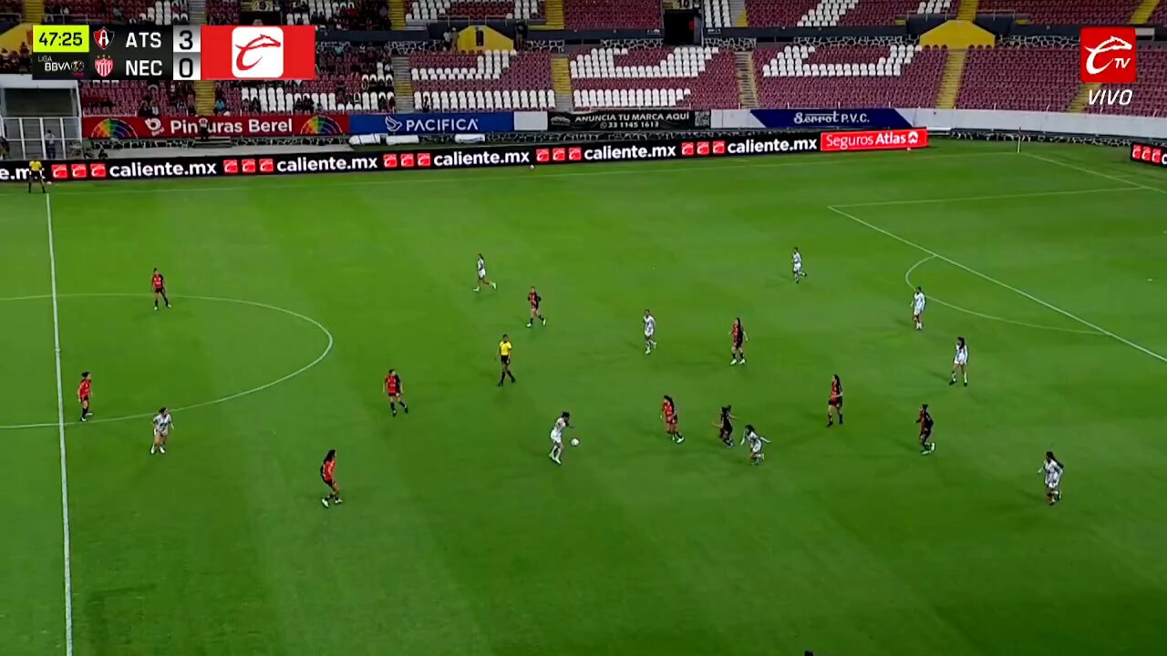 VELOOOOOOOZ 🥵👟Con una conducción hasta el área rival y un disparo contundente, Allison acorta distancia para las Centellas. ✅#SomosDesafiantes⚡️