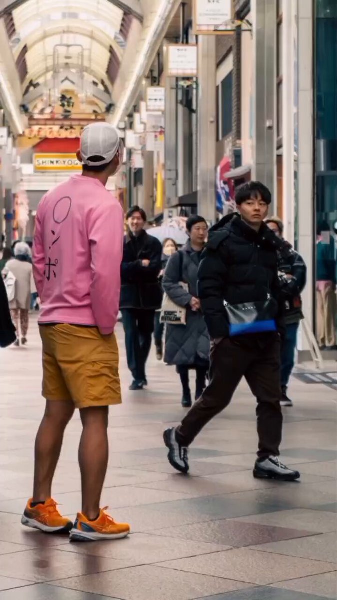 ピンクTシャツを着て京都市内を走り回るお兄さん（通称ピンT