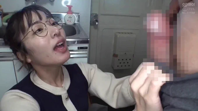 由愛可奈 彼女のいない貧乏な自分にあるのは有り余る性欲と安アパートだけ 風俗に行く金も無いし若い子はノリが苦手…だからおとなしそうな人妻を捕まえてSEXしたら自分以上に性欲が凄かった！！