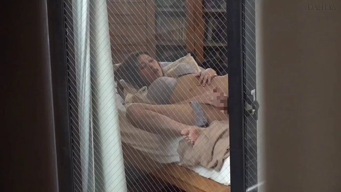 オナニーを見られた向かい部屋の人妻は旦那に内緒で中出しオナホに堕とされた 美乃すずめ