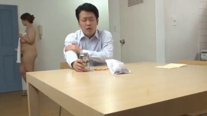 嫁が置手紙を残して突然の家出！『これからどうしたらいいんだぁ～』と落ち込んでいる僕を心配してやってきた義母が家に泊まることになったのだが…風呂上りにほぼ裸で家をウロウロする姿に思わずドキドキ、いつしか嫁を忘れて襲いかかり中出ししてた！！ 葉月奈穂