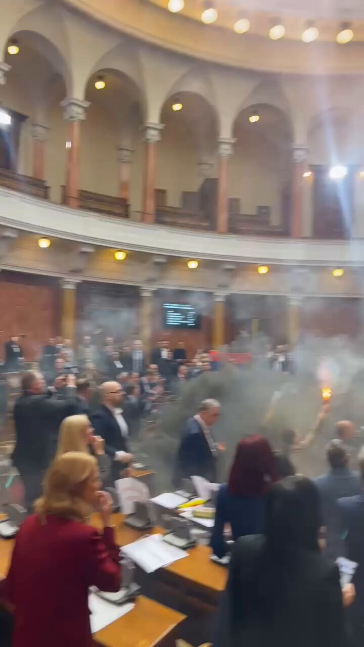 [爆卦] 塞爾維亞議員在議會丟煙霧彈、吹汽笛及