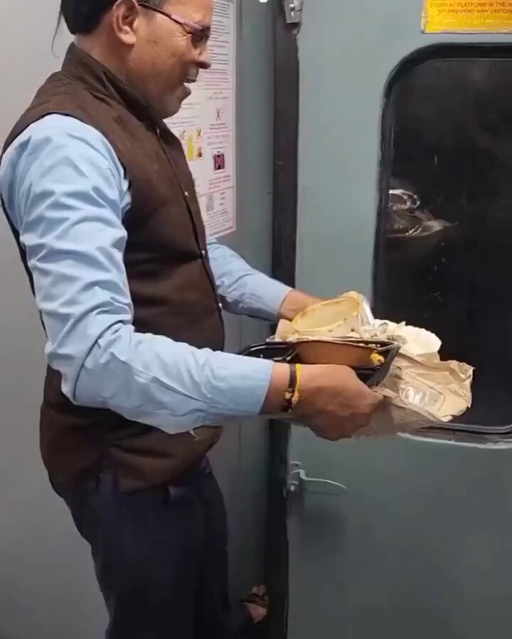 [問卦] 印度火車的倒垃圾方式