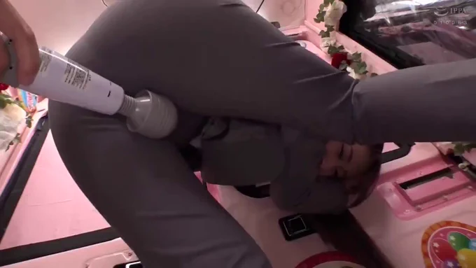 一般男女モニタリングAV× マジックミラー便コラボ企画 大手企業に勤めるデカ尻 ピタパンOLさんが 初めてのパンツスーツ 履きっぱなしイキ潮体験！ 手マン＆電マ責めで ぱっつぱつのパンツスーツから 滲み出るほど連続イキ漏らしした インテリオマンコにデカチン挿入で生中出し！！