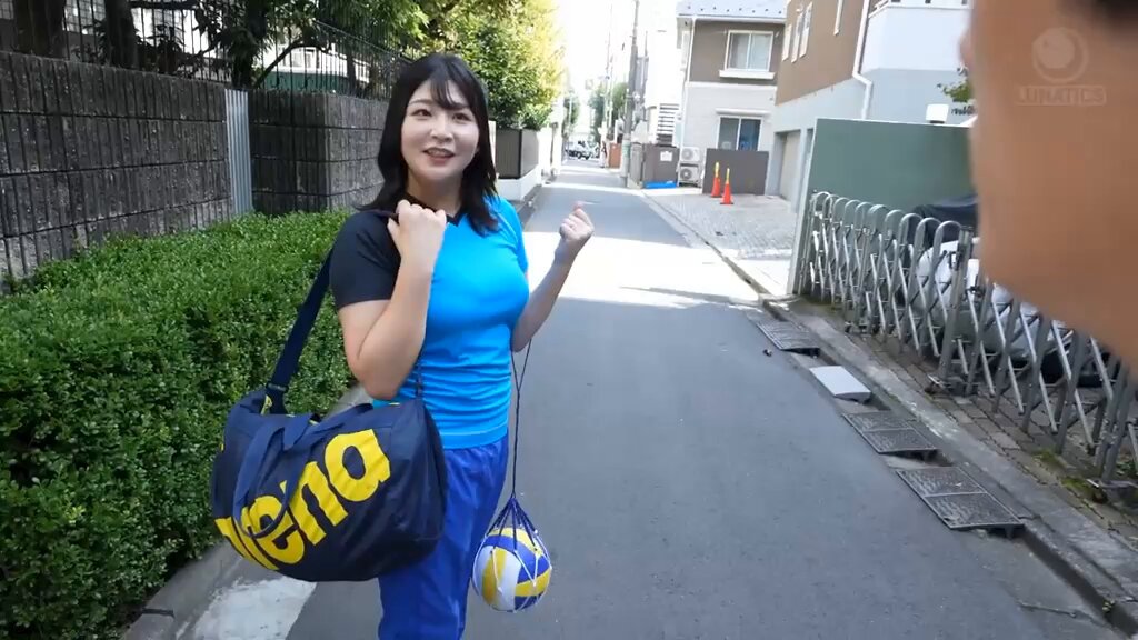 ママさんバレーの学生コーチを自宅に連れ込み若硬ち○ぽを即尺ねっとりフェラで何度もおしゃぶりごっくんする欲求不満なデカ尻豊満人妻 瀬田一花