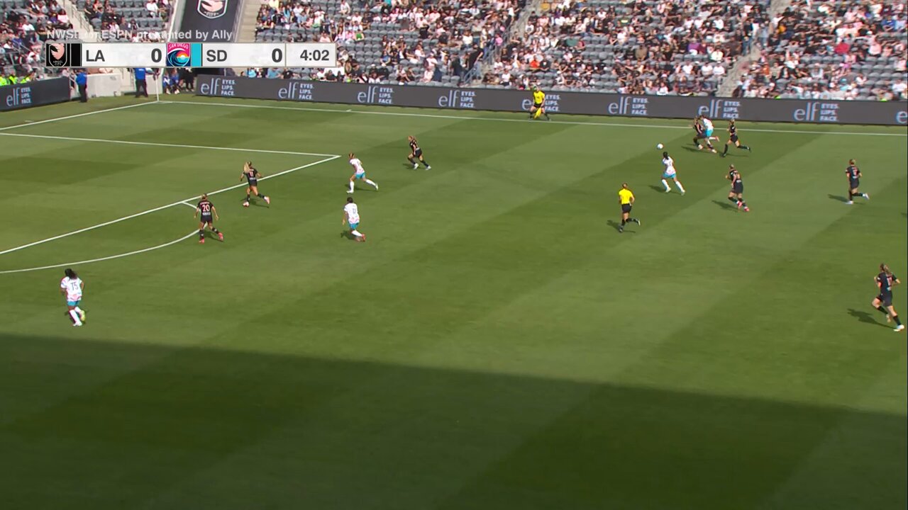 Gia Corley with a perfectly timed run and finish for her first in a San Diego kit 👏