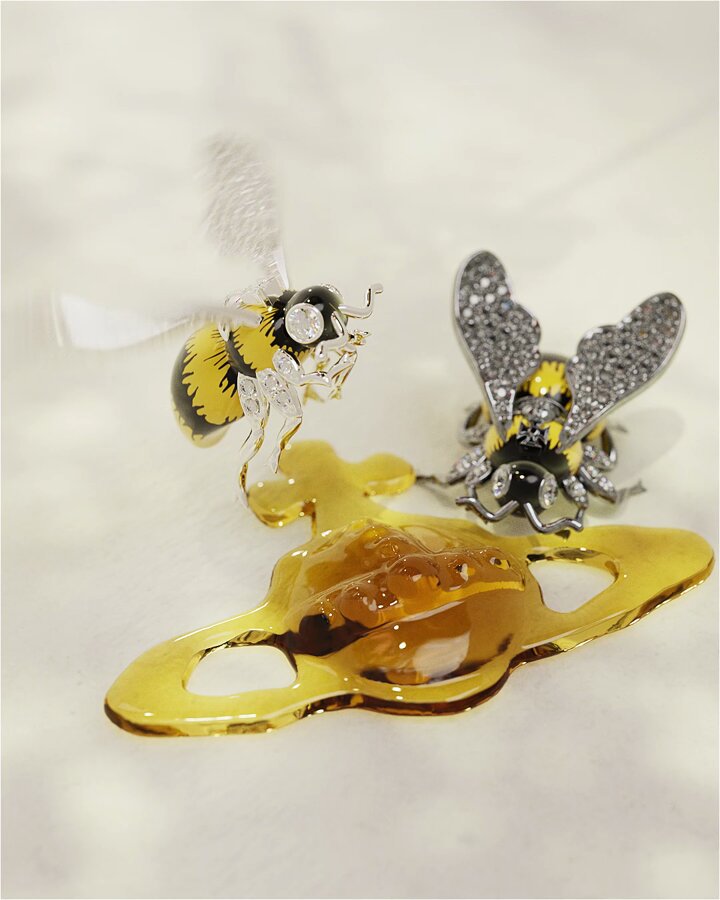 【Vivienne Westwood】Bumble Bee ブローチ Vivienne Westwood Women's Bumble Brooch - White Crystal/Black