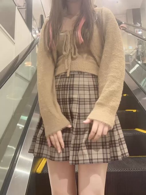 みるくのパンチラ（@milk_x_u）｜久々にサービス？