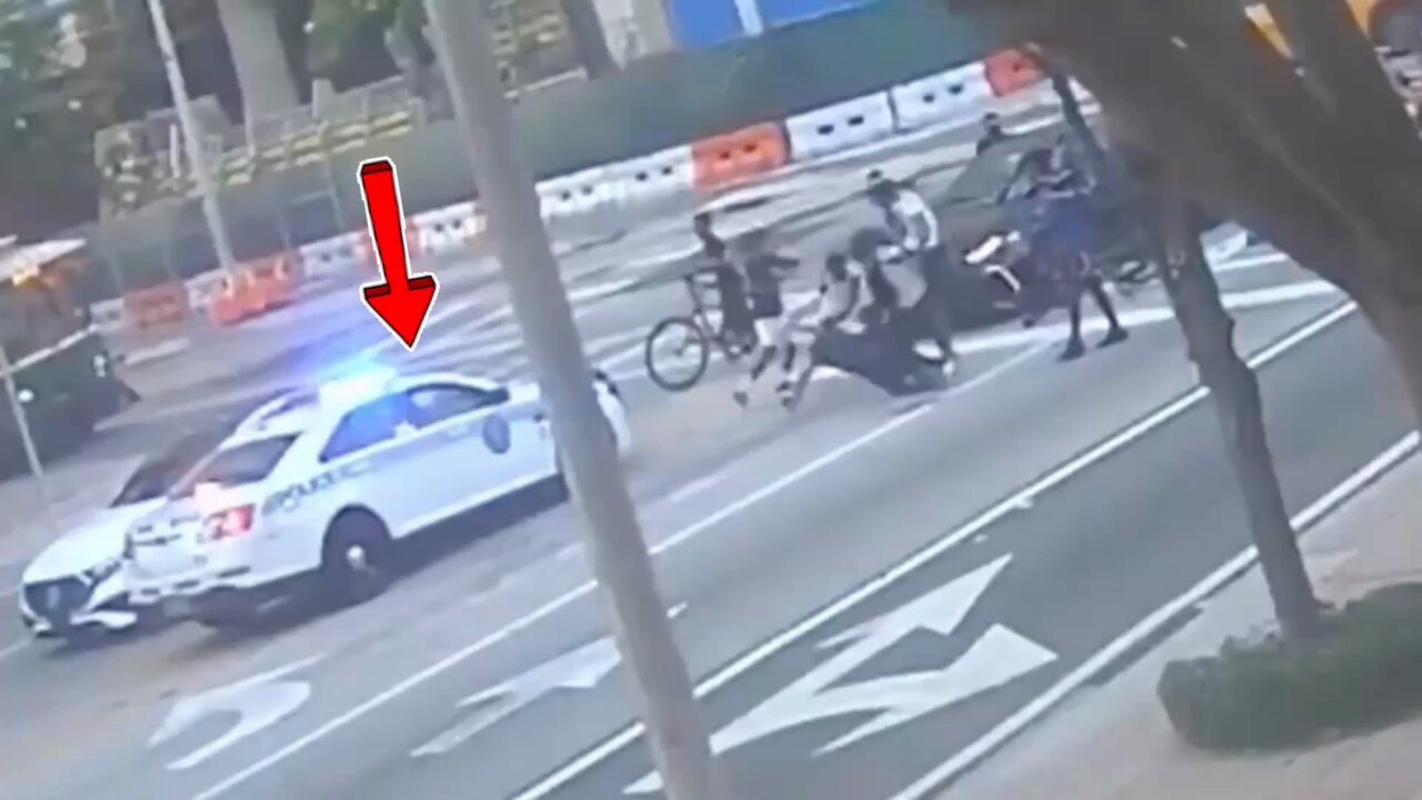 [問卦] 美國女警在警車內 看著一人被圍毆 