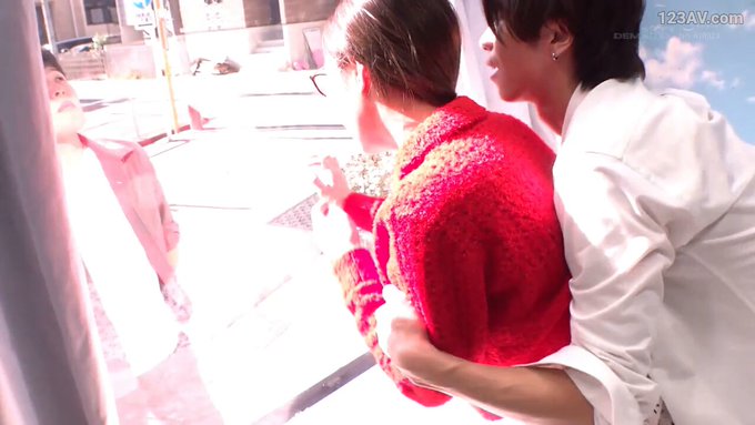 マジックミラー号 服着たままでいいのでマッサージさせてくれませんか！？と声をかけ巷で話題のクイックマッサージを初体験！愛する旦那とはミラー越し30cmの状況で声を我慢すればするほど感じちゃう…本物人妻が我慢できずにスカートの中で不倫SEX