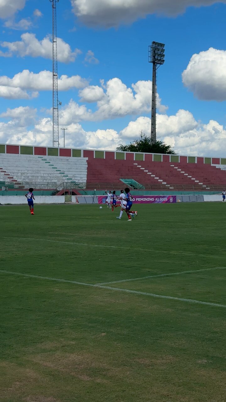MAMÃE CRIS TÁ 🔛, OK? É GOL DA ARTILHEIRA! Após cruzamento perfeito de Ju Ferreira, a camisa 11 cabeceia com maestria e abre o placar. É O MENGÃO na frente em cima do Bahia: 1 a 0!#MeninasDaGávea