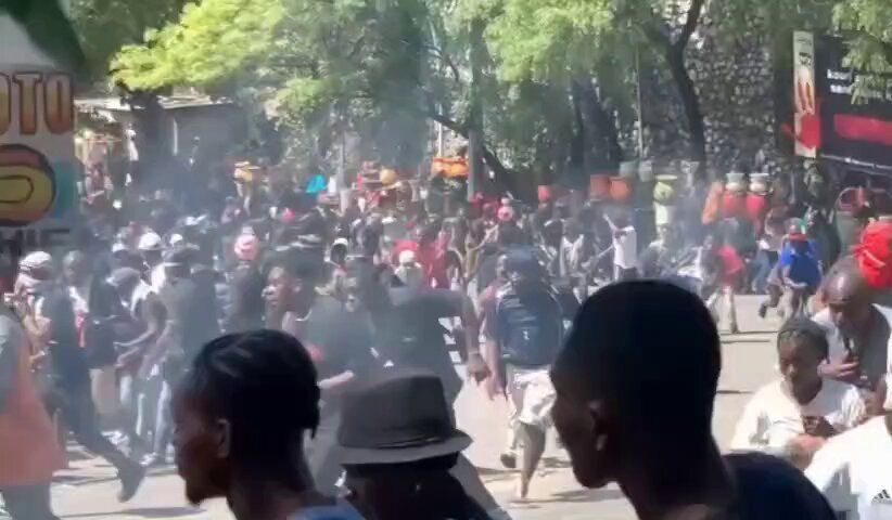 SEE IT !
Police firing tear gas and live rounds into crowds of protesters in Port-au-Prince this morning