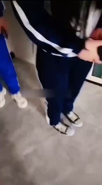「@」思思 3个学生妹妹 提前消费还不上 只能出卖处女身体赚钱还账
未经人事的她们紧张忐忑 被渣男软硬兼施 金钱诱惑 挨个带到房间调教
强行扒掉外衣 大棒进入那没抽插过的小穴里摆动 轮流叫进来暴操 几吧都干秃噜皮了 下载搜索关键词即可观看
