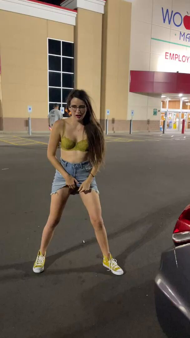 Video oleh @GirlsLovePee