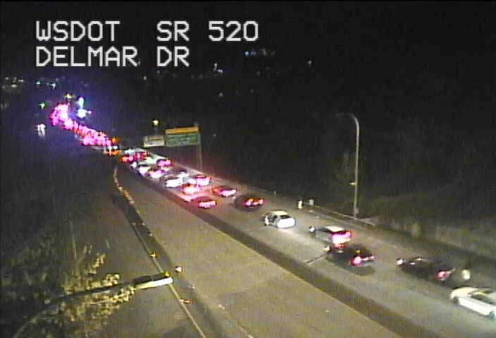 更新午前1時30分：EB SR 520のすべてのレーンをブロックしているMontlake Blvd
