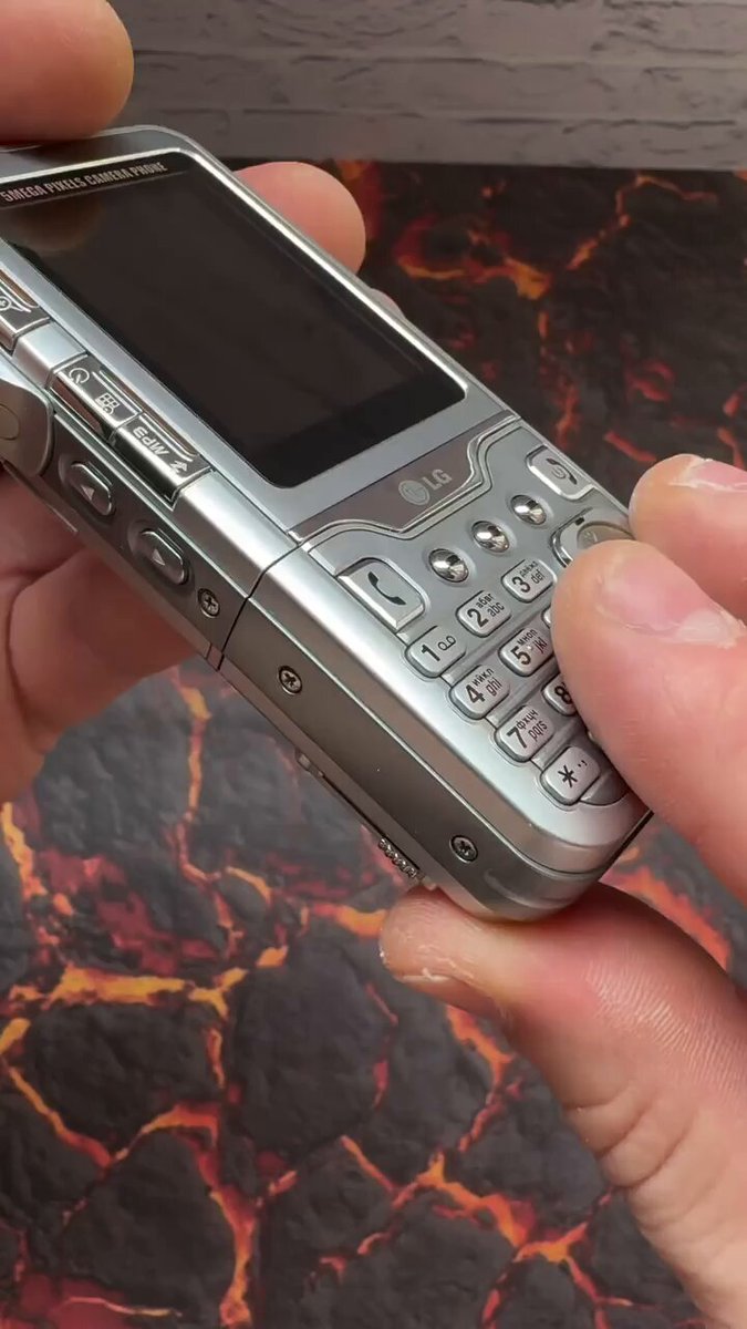 この時代のガラケーってギミックが凝ってるモノが多かったから新商品が