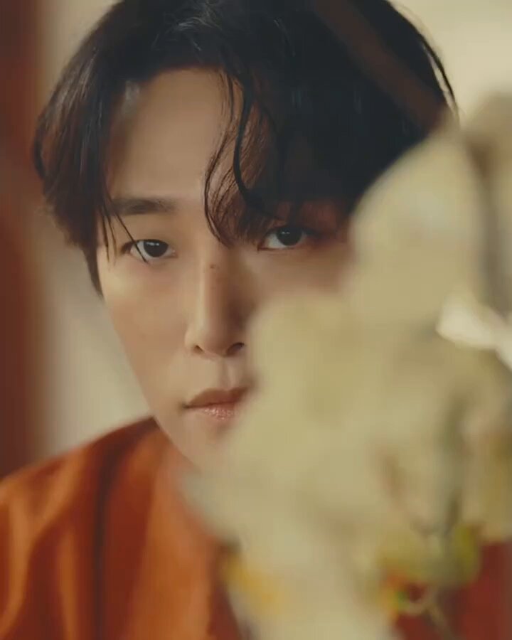 이 컷을 보니 영화 <태양은 가득히>의 알랭 들롱이 연기했던 리플리 같은 역도 잘 어울릴 것 같아. 영화에서도 보고 싶다, 이주너🥹Translate post