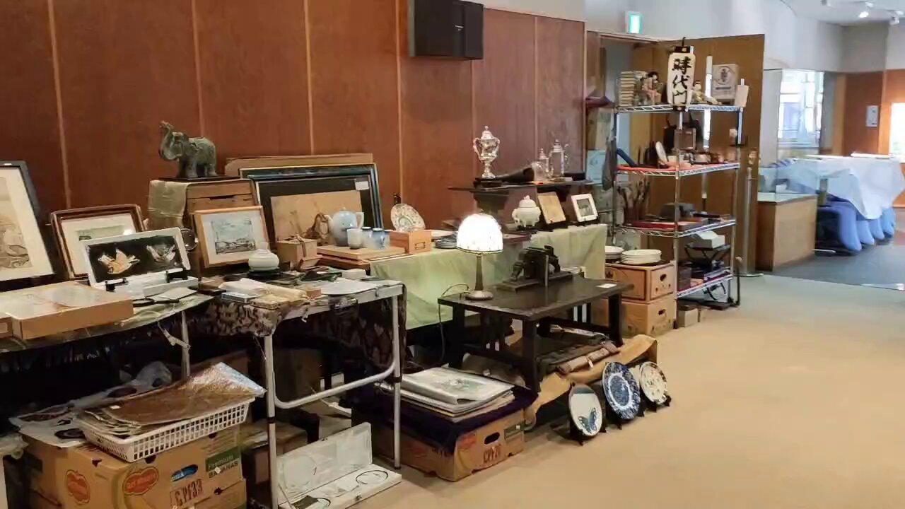 軽井沢の骨董屋さんで求めたアンテーク婦人像陶器製 不安定な天気 明日31(土) 店舗お休みします🙏 先週土曜日の