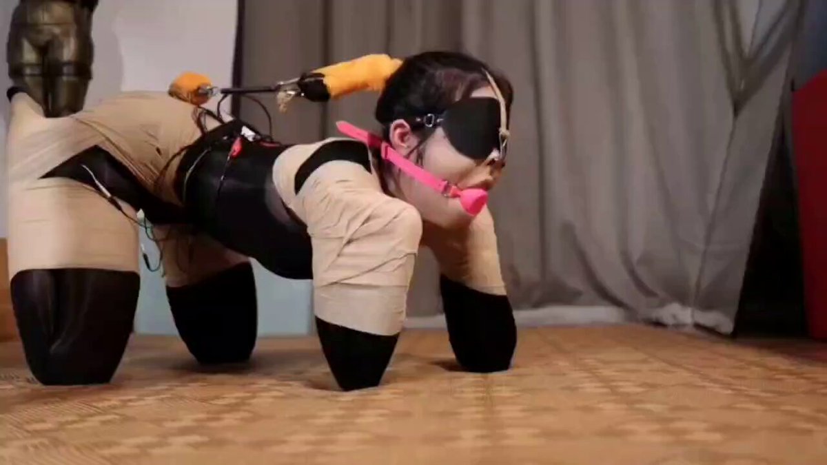 「短视频」诗诗 BDSM,调教性感美女小母狗,胶布捆绑,分开四肢犬缚固定,蒙眼,口球堵嘴,跪爬,K9训练。
电报群里面有很多sm视频,个人资料里面个有链接。 00:02:01