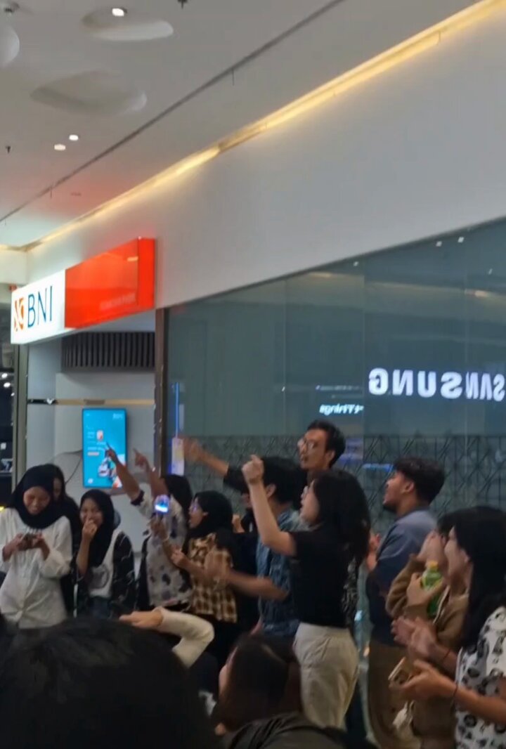 @o_rsie: RT by @Weekly_QWER: inilah gongnya semalam encore pake lagu QWER