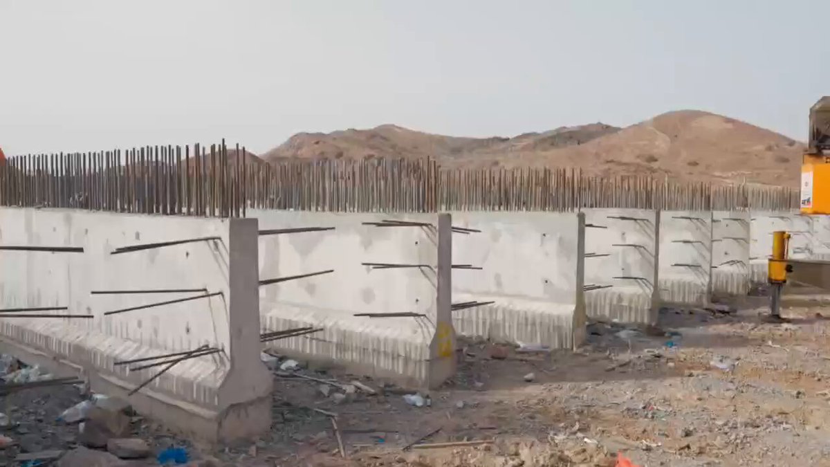 سير العمل في جسر موزع بطريق الشيخ محمد بن زايد (المرحلة الثانية من طريق كسر الحصار الحوثي عن تعز)
