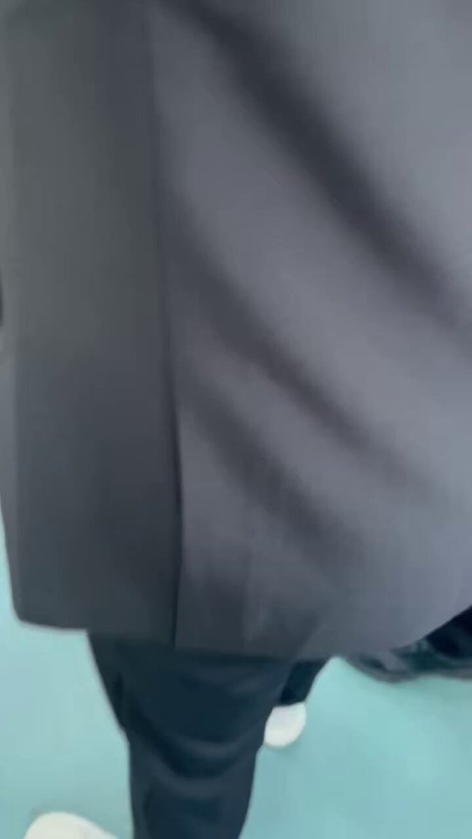 Polshalik ayol fotosuratda mushuk sochlarini korsatdi.