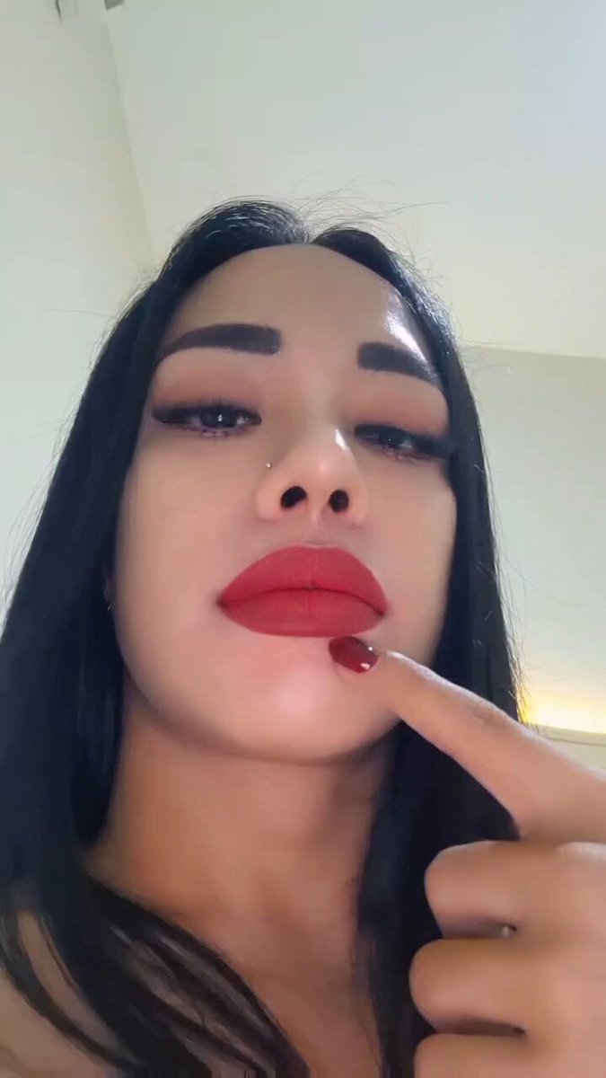 Qizlar orqasidan yalangoch