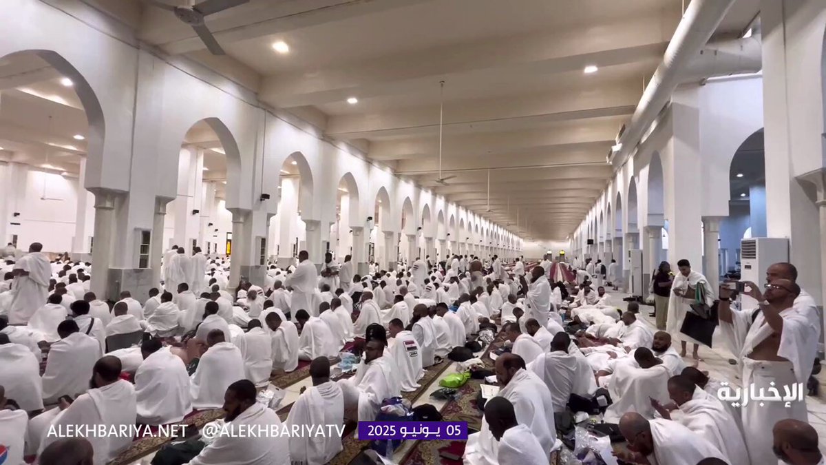 أجواء روحانية من داخل مسجد نمرة بصعيد عرفات قبيل خطبة عرفة وأداء صلاتي الظهر والعصر جمعًا وقصرًا. عبر مراسل الإخبارية عبد العزيز الموينع #الحج_عبر_الإخبارية 