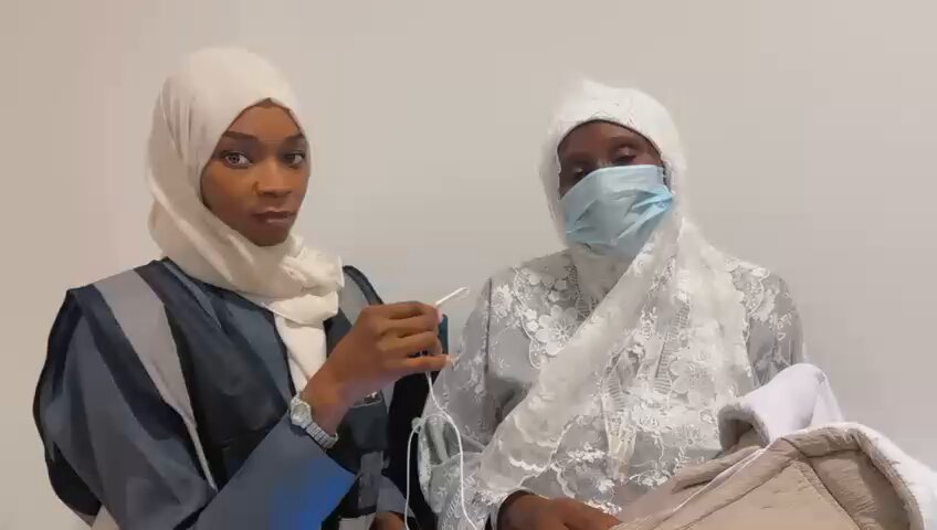 شكرت الحكومة السعودية ووزارة الصحة على رعايتها: الحاجة أم عرفة "للمدينة" شعوري لا يوصف بولادة ابني بمشعر عرفات. إبراهيم جبريل - بعثة المدينة - منى #حج_1446ه 