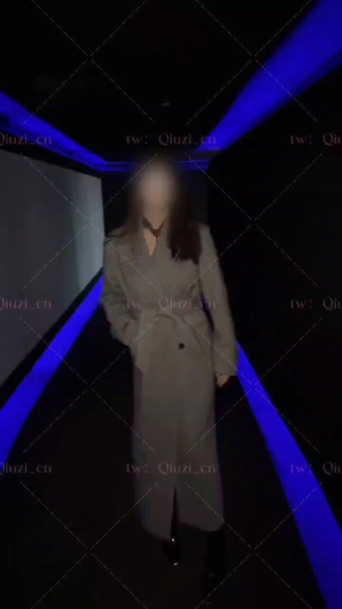 黑丝露出    
