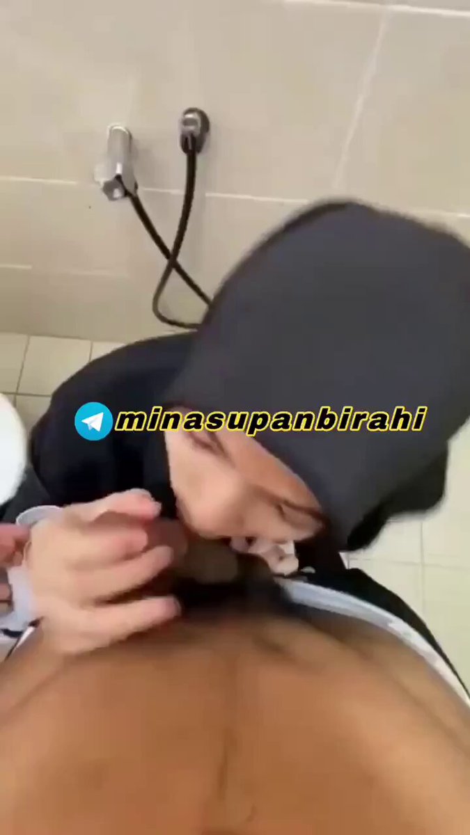 jilatin kontol ayang di toilet umum