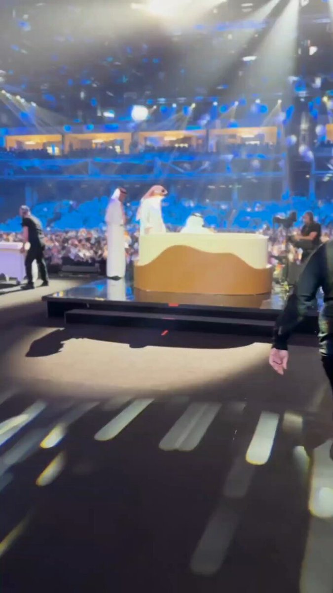 محمد عبده يحتفل بعيد ميلاده ال 76 وسط حضور جماهيري كبير في حفله بالخبر 