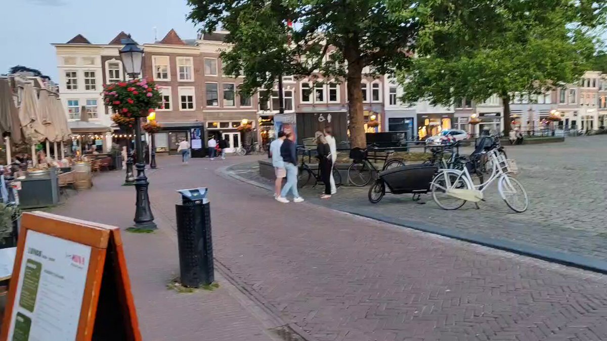 Politiewagen met spoed op de Markt in Gouda