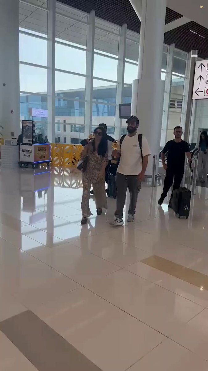 اي تيET بالعربي يرافق إلهام علي وخالد صقر خلال عودتهم إلى الرياض قادمين من البحرين، وبرفقتهما جائزتيهما من مهرجان الدانة للدراما 2025 #شارع_الأعشى 