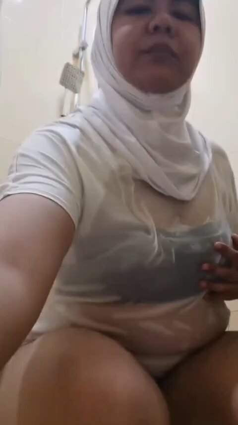 bunda berhijab doyan main air 