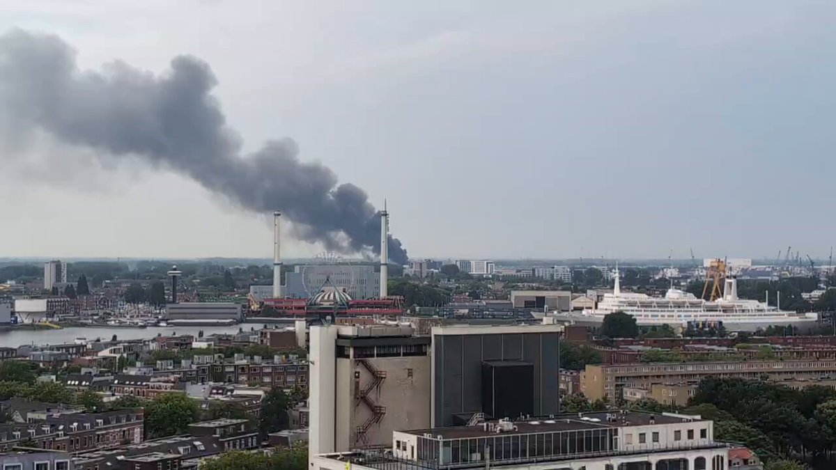 Grote brand in Rotterdamse Waalhaven